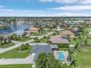 Soak up the Sun - Saltwater pool, spacious fenced-in backyard, home - Cape Coral - 9
