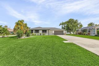 Soak up the Sun - Saltwater pool, spacious fenced-in backyard, home - Cape Coral - 0