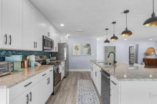 Soak up the Sun - Saltwater pool, spacious fenced-in backyard, home - Cape Coral - 5