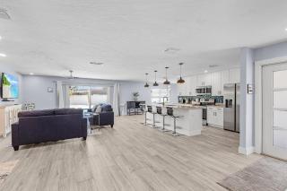 Soak up the Sun - Saltwater pool, spacious fenced-in backyard, home - Cape Coral - 1