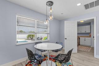 Soak up the Sun - Saltwater pool, spacious fenced-in backyard, home - Cape Coral - 3