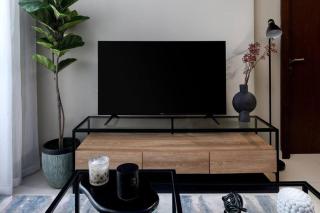 Waves - Canal-View Elegance 1BR Apt in Reva Residences - 5