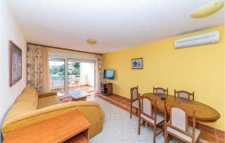 Beautiful Apartment In Okrug Gornji - 8