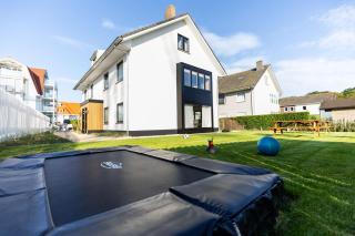 Huswell - Cozy Family Home Steps from the Sea - 0