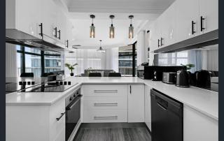 Beachfront Bliss 2BR 2BATH Ocean Views - Surfers - Gold Coast - 7