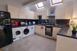 5 Bed Home with Cinema, F1 Racing SIM, 1 GB Internet, BBQ, Garden, 20 Mins London, Parking, EV Port, Metro 5 mins walk - 6