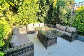5 Bed Home with Cinema, F1 Racing SIM, 1 GB Internet, BBQ, Garden, 20 Mins London, Parking, EV Port, Metro 5 mins walk - Londres - 1
