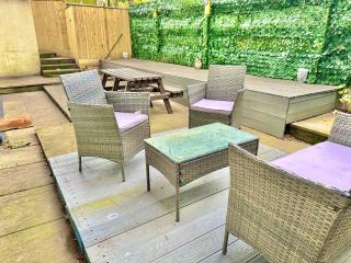 Glen Fern Lodge - Garden Apartment with Parking - Heart of Bournemouth Town Centre - Close to Beach - Darts and Table Football - Sleeps 11 - Bournemouth - 9