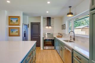 Chic Johnson City Home with Yard and Fire Pit! - Johnson City - 9
