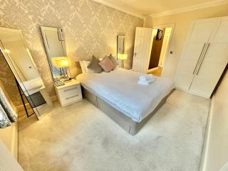 Glen Fern Lodge - Garden Apartment with Parking - Heart of Bournemouth Town Centre - Close to Beach - Darts and Table Football - Sleeps 11 - 4