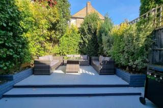 3 Bed Home with Cinema, F1 Racing SIM, 1 GB Internet, BBQ, Garden, 20 Mins London, Parking, EV Port, Metro 5 mins walk - Londra - 5
