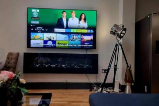 3 Bed Home with Cinema, F1 Racing SIM, 1 GB Internet, BBQ, Garden, 20 Mins London, Parking, EV Port, Metro 5 mins walk - Londra - 3