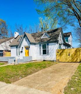 Midtown Retreat, 4mi to Downtown & Large Private Deck - 5