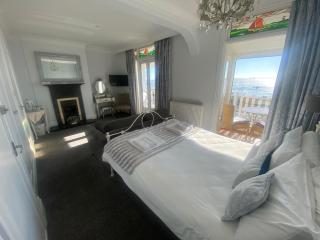 Pebbles Guest House - 4