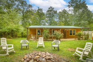 Cozy Virginia Escape with Deck, Grill and Fire Pit! - Luray - 0