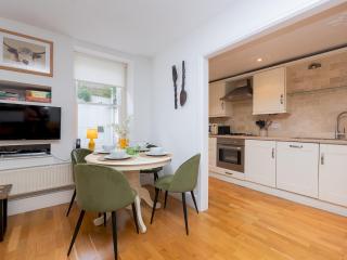 Central Courtyard Apartment - Pass the Keys - Bath - 1