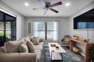 Summer Spot! Charming Beach Escape Lanai & Grill - 3