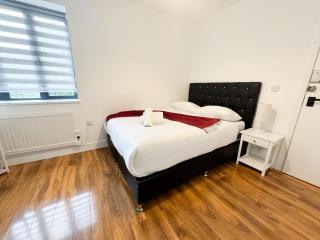 Centra Palmers Green - London - 8
