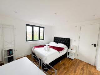 Centra Palmers Green - 1