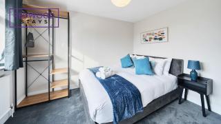 3-Bedroom Serviced House, Free Parking for 2 Cars, Free WiFi By Redwood Stays - 1