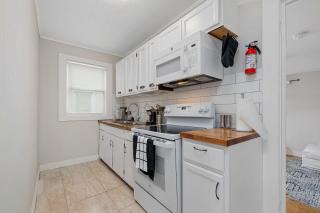 Family Friendly West Central Apt Near Hot Spots! Free Parking! - Fort Wayne - 3