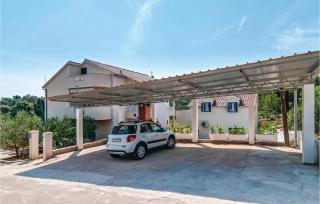 Three-Bedroom Holiday Home In Sutivan - Sutivan - 2