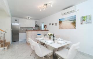 Three-Bedroom Holiday Home In Sutivan - Sutivan - 8
