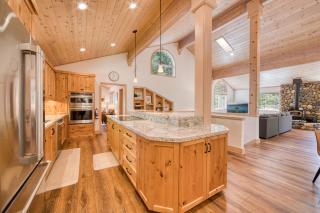 Knotty and Nice - 4BR w Private Hot Tub, Close to Lake - Tahoe Vista - 4