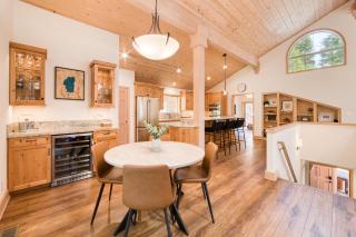 Knotty and Nice - 4BR w Private Hot Tub, Close to Lake - Tahoe Vista - 2