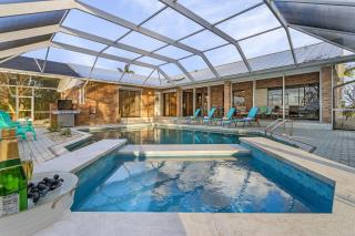 Pool, Canal Views, Sleeps 10-Villa Surfside Breeze- Roelens Vacations - Cape Coral - 4