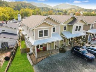 Urban Retreat Downtown Gem Walk Everywhere Train View Mountain View Near National Park Entrance - Bryson City - 0