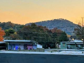 Urban Retreat Downtown Gem Walk Everywhere Train View Mountain View Near National Park Entrance - Bryson City - 8
