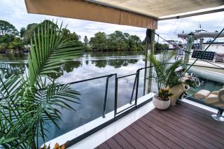 Unique Houseboat Rental - 9