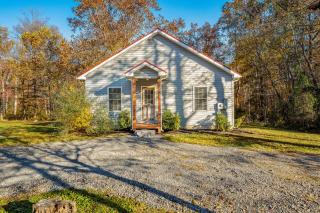 Mariposa Moon Cottage at Sleepy Creek - Wifi, Deck, Fire Pit, Creekside, View - Berkeley Springs - 9