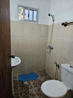 Bosque y playa en Jaureguiberry. Cabaña monoambiente para 4 personas - 6