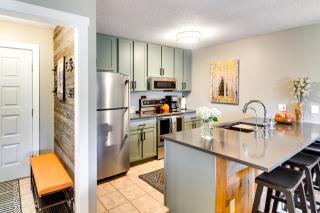 Elevated Fraser Condo with Mountain View and Amenities - 9