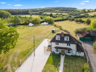 Stunning Detached Spacious House with Hot Tub & Parking - Canterbury - 0