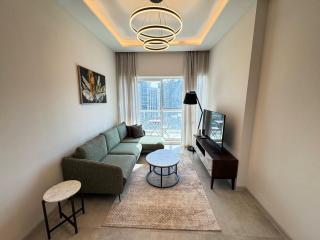 Luxury one-bedroom apartment with partial Burj Khalifa view - By SQTourism - Dubai - 0