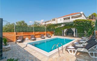 Six-Bedroom Holiday Home In Zrnovnica - Žrnovnica - 4