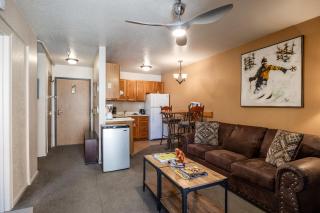 Great Location, Sleeps 4, 5 min drive to Ski & Bike Access, Shared Pool! - Park City - 5