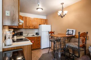 Great Location, Sleeps 4, 5 min drive to Ski & Bike Access, Shared Pool! - Park City - 4