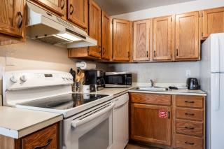 Great Location, Sleeps 4, 5 min drive to Ski & Bike Access, Shared Pool! - 3