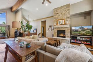 Mountain Luxury, Sleeps 10, Private Hot Tub, 15 Min to Canyons, Ideal for Family Getaways! - Park City - 0