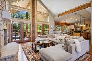 Mountain Luxury, Sleeps 10, Private Hot Tub, 15 Min to Canyons, Ideal for Family Getaways! - Park City - 8