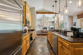 Mountain Luxury, Sleeps 10, Private Hot Tub, 15 Min to Canyons, Ideal for Family Getaways! - Park City - 4