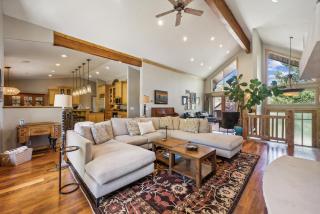 Mountain Luxury, Sleeps 10, Private Hot Tub, 15 Min to Canyons, Ideal for Family Getaways! - Park City - 3