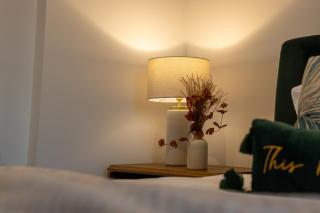 High End Contractor Apartment - 5 Separate Beds - Free Parking - 3