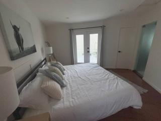 Coastal Los Angeles Retreat - Huge & Amazing Floor Plan in LA - 3