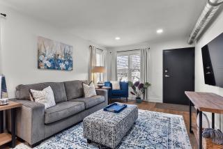 Contemporary Blue Oasis Apt 1 - Omaha - 9