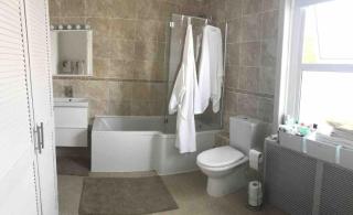 Double Bedroom in shared house closer to city center - Reading - 1